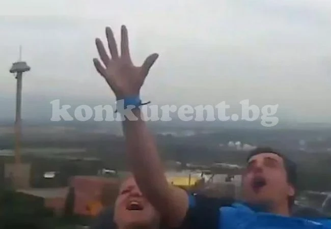 (ВИДЕО) Младеж хваща чужд летящ телефон на влакче на ужасите