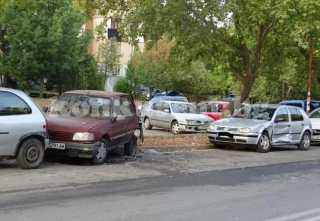 Шофьор блъсна три паркирани коли и избяга (СНИМКИ)