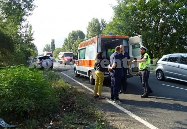 (СНИМКИ) Трагедия на Е-79: Шофьорка загина в челен сблъсък на 2 джипа, линейки откарват ранени