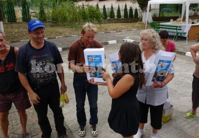 Дарители от Германия зарадваха възрастни хора в Мездра