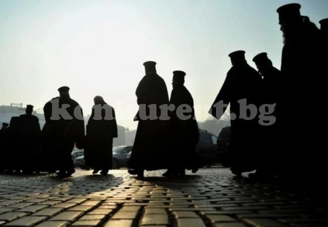 Синодът вкарва свещениците в регистър