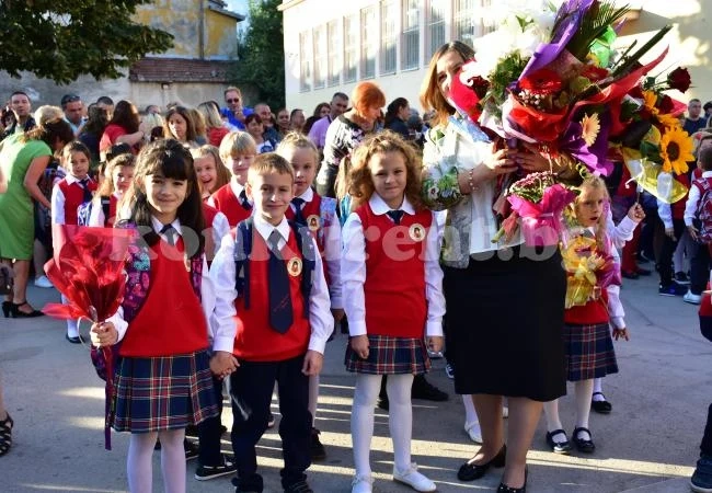 Правят библиотека в НУ „Св.Софроний Врачански“