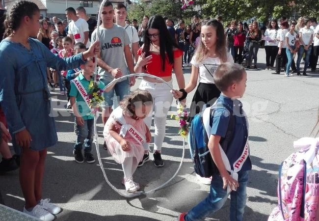 Училището на Стилиян Петров посрещна 230 момичета и момчета