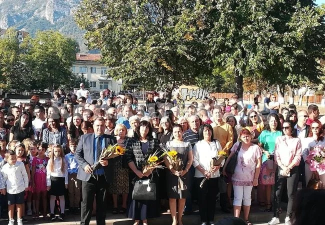 Срещнаха първолаци с хляб и мед