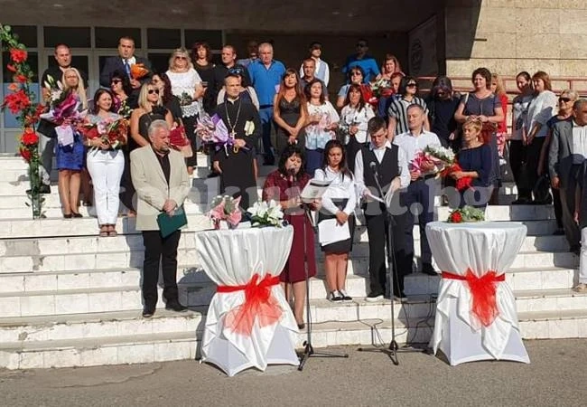 Новата учебна година в ПГТР започна с усмивки и настроение