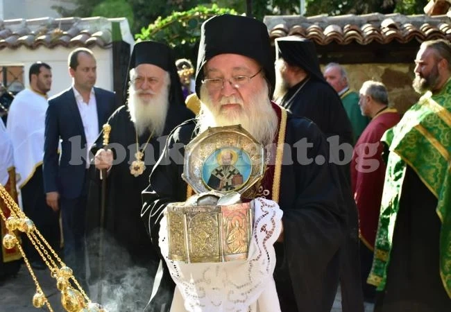 Празничен камбанен звън огласи посрещането на мощите на св. Климент Охридски във Враца