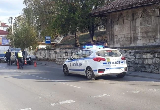 Разсеян шофьор блъсна две бабки във Враца