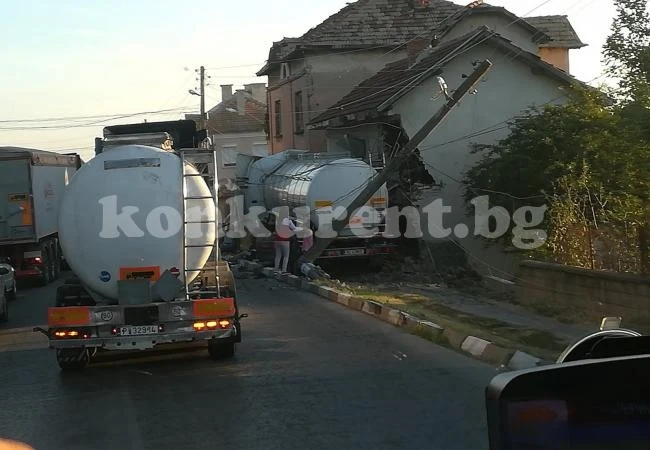 Тежка катастрофа в Борован, цистерна влезе в къща и... СНИМКИ