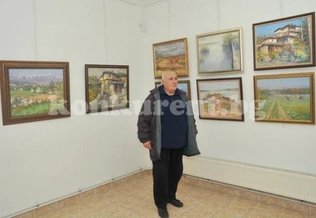 Паунец показва творбите си във Враца