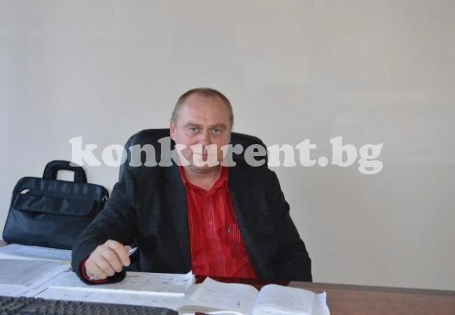 Връчиха трудови договори на 15 млади мъже и жени