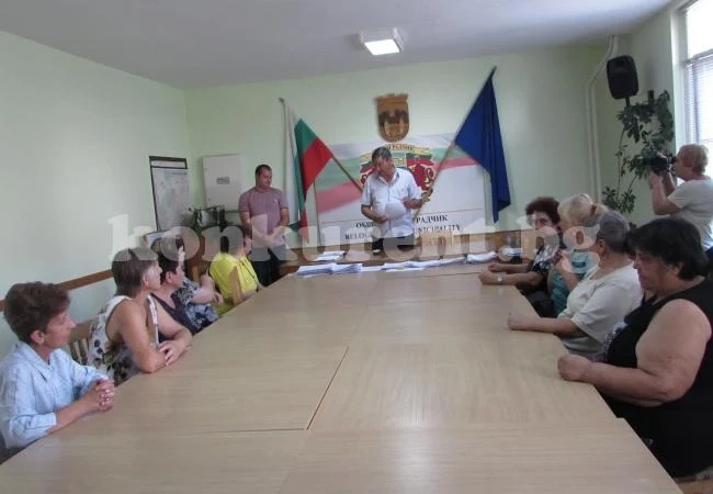 Дадоха трудови договори на 17 души