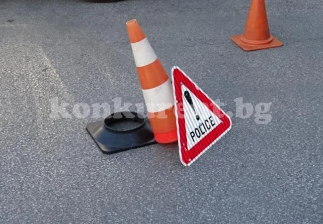 Моторист е в болница след катастрофа заради отнето предимство (СНИМКИ)