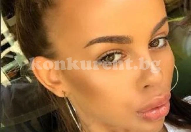 Сузанита гола в тоалетната като Моника (СНИМКИ)