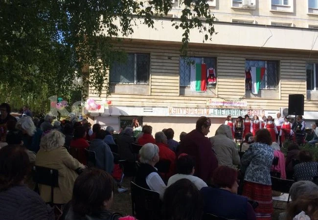 Пенсионери празнуваха VI фестивал на художествената самодейност