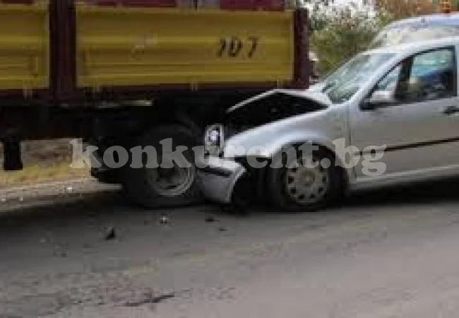 Дядо с кола се напъха под трактор на пътя и...