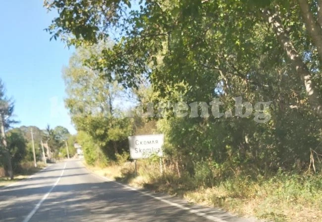 В Скомля барикади пазят домовете от ТИР-ове СНИМКИ
