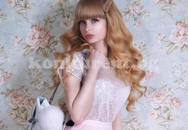 Родители превърнаха дъщеря си в жива кукла