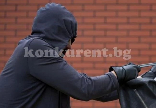 Заплашиха 93-годишна жена с нож и ограбиха дома ѝ