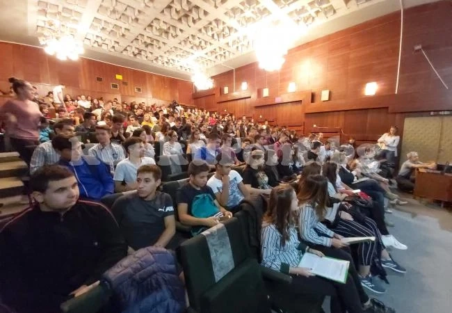 Огромен интерес към вечерта на учените