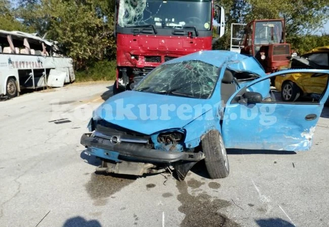 Опелът убиец отсякъл стълба с над 120 км/час (СНИМКИ)