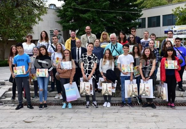 Наградиха участниците в XV национален пленер по графика и живопис