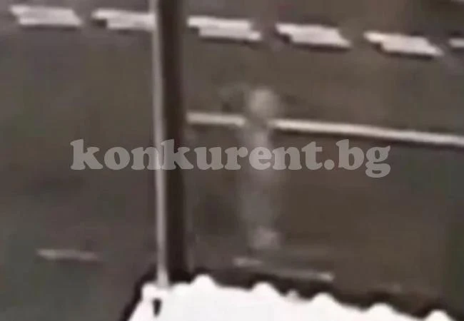 Призрак: Мъглив силует се появява от улична лампа ВИДЕО