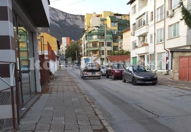 Добре е да се метат улиците във Враца, но да не е за сметка на безопасността СНИМКИ