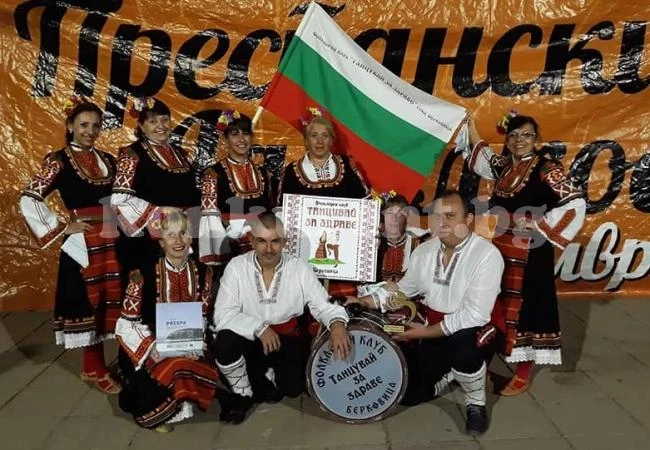 Фолклорен клуб „Танцувай за здраве“ участва в празника на ябълката в Македония