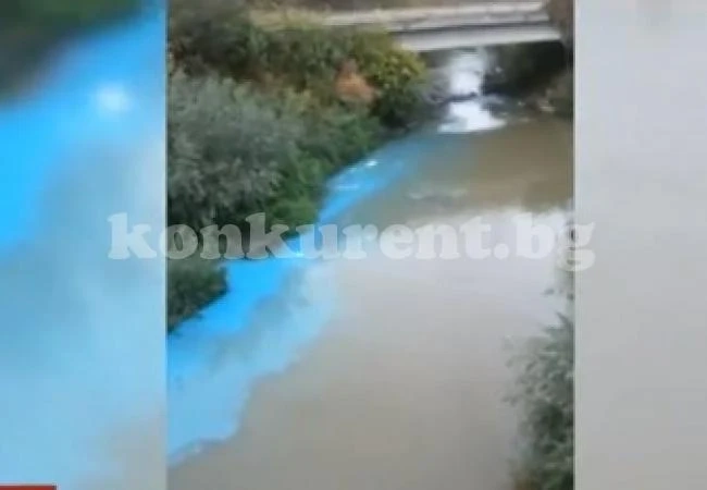 Водите на река Русенски Лом се оцветиха в електриково синьо