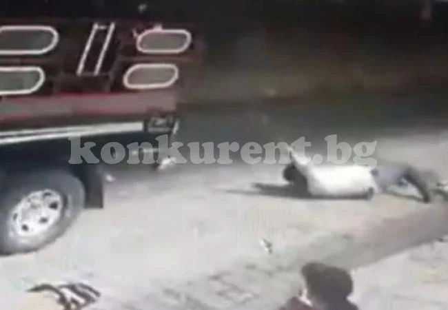Недоволни граждани завързаха кмет за кола и го влачиха