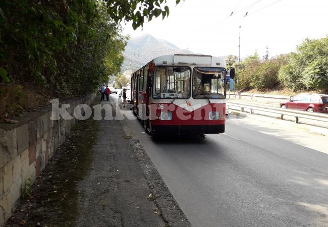 Шофьорка огъна бронята на тролей СНИМКИ