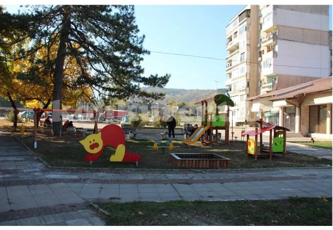 Мездра е с три нови детски площадки