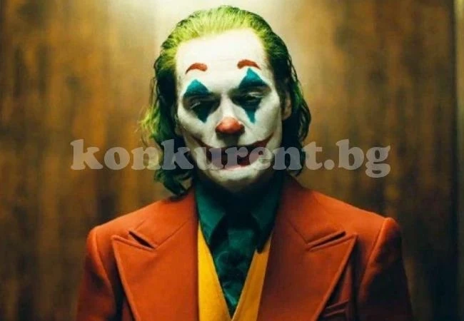 Шлосер с маска на Жокера нахлу с чук и брадва в училище