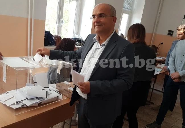 Кандидатът за кмет Младенов гласува