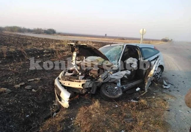 Автомобил се размаза край Бяла Слатина