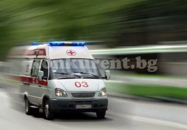 Мъж изпадна от линейка в движение