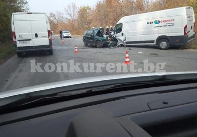 Шофьор загина след сблъсък на кола и бус край Свищов
