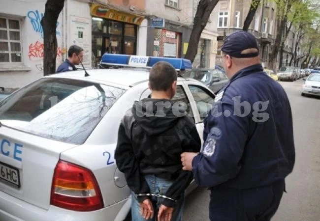 Разкриха дрога при обиск в дома на 18-годишен врачанин