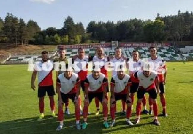 Мартин Рашов отчете пълния с юноши тим на Локо /Мз/ в Червен бряг