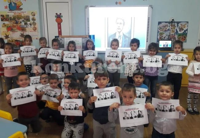 Деца изработиха табло на признателност към българските възрожденци