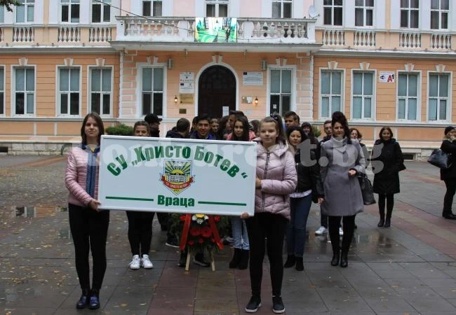 Средно училище „Христо Ботев“-Враца с почит към делото на народните будители