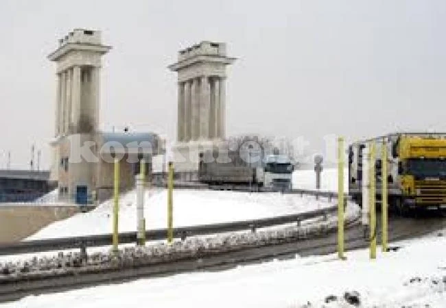 Българска фирма ще чисти снега от Дунав мост