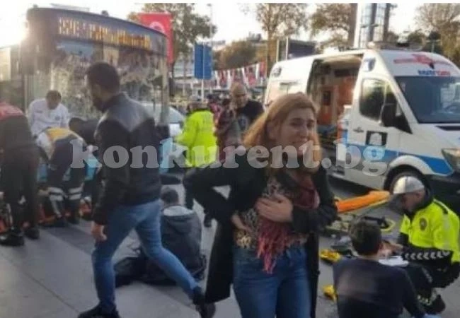 Автобус се вряза в спирка в Истанбул, шофьорът изскочи, грабна нож и...