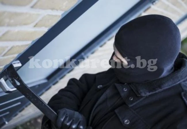 Задигнаха ракия и моторен трион от незаключена кухня