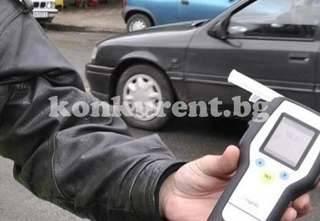 Засякоха двама да шофират на градус