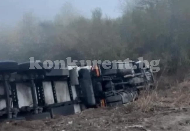 Отбиват движението по Е79, ще вадят ТИР от дерето край Медовница