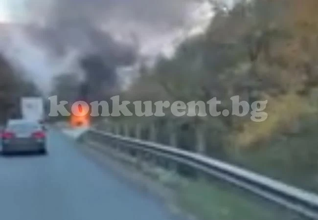 ОБНОВЕНА Кола се запали край Е79 СНИМКИ