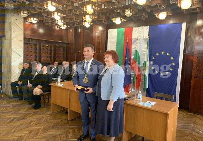 Иво Цветков се закле като кмет в Бяла Слатина, председател на местния парламент е...