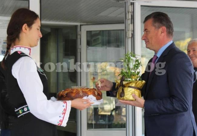 С хляб и мед посрещнаха кмета на Бяла Слатина