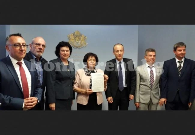 Основната учителска заплата скача със 165 лв. през 2020-а
